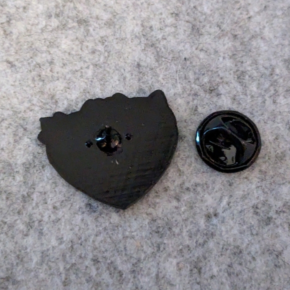 Cats Valentines Pin - Grey & White Kitties in a Heart Enamel Lapel Brooch - Picture 2 of 3